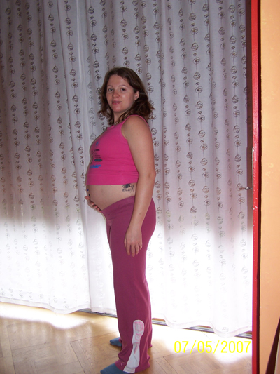 Забеременела в 20. Беременность 20 недель фото живота стройных девушек. Беременна 20 лет картинка.