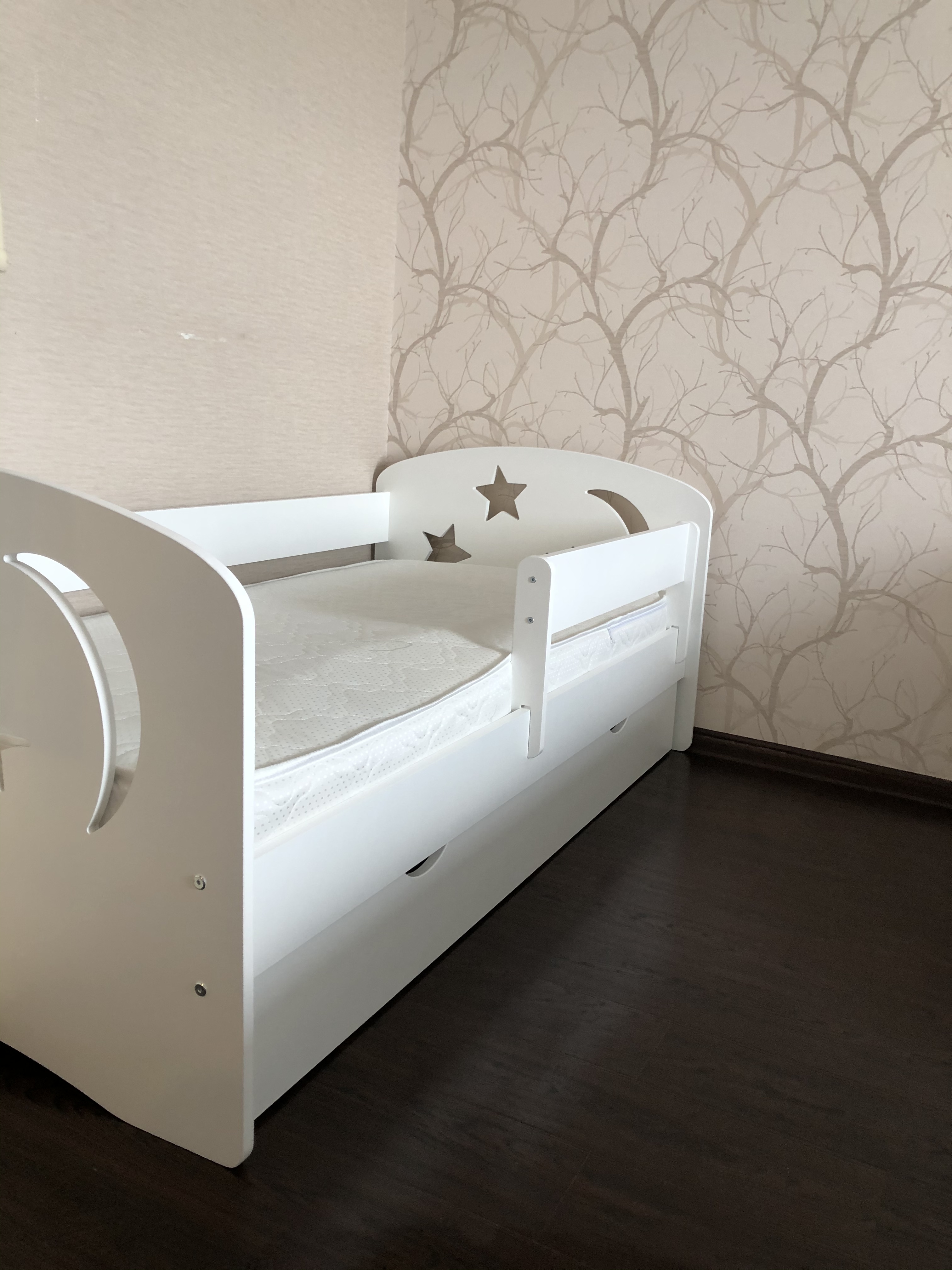 Подростковая кровать столики детям с бортиком классика 160х80