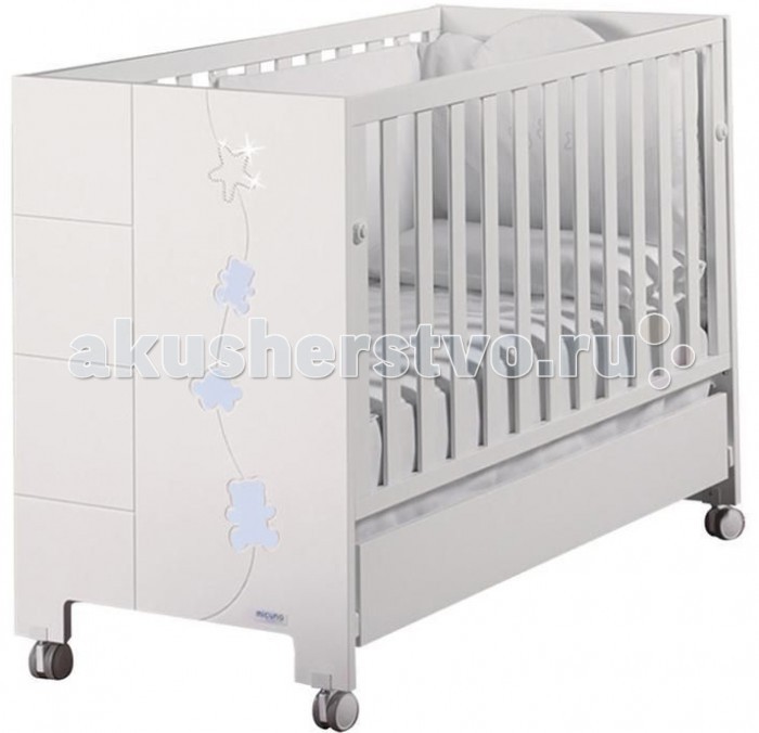 Детская кроватка Micuna Juliette Relax Luxe с кристаллами Swarovski 120х60Juliette Relax Luxe с кристаллами Swarovski 120х60 Детская кроватка Micuna Juliette Relax Luxe с кристаллами Swarovski 120х60Juliette Relax Luxe с кристаллами Swarovski 120х60Детская кроватка Micuna Juliette Relax Luxe с кристаллами Swarovski 120х60 – это простой и в то же время по-детски очаровательный дизайн. Лёгкая и изящная, украшенная скромным декором, эта мебель придаст комнате дополнительный уют, а её удобство оценят все мамы и папы. Кроватки испанской компании Micuna изготавливаются в Валенсии из экологически чистых материалов. В первую очередь, это бук – традиционное дерево для мебели и музыкальных инструментов. Элементы из МДФ – материала, созданного без применения эпоксидных смол и фенола на основе природного полимера лигнина, дополняют конструкцию. Краски и лак, которыми покрывают кроватки, приготовлены из натуральных компонентов и не создают вредных испарений. бортик кроватки опускается ложе регулируется по высоте – 2 позиции посредством снятия бортика кроватка легко превращается в диванчик материал: бук, МДФ кроватка украшена стразами Swarovski в комплект не входит ящик для кровати, но его можно заказать дополнительно кроватка для новорождённого (ДхВхШ): 124,5х95,5х64,5 см<br>