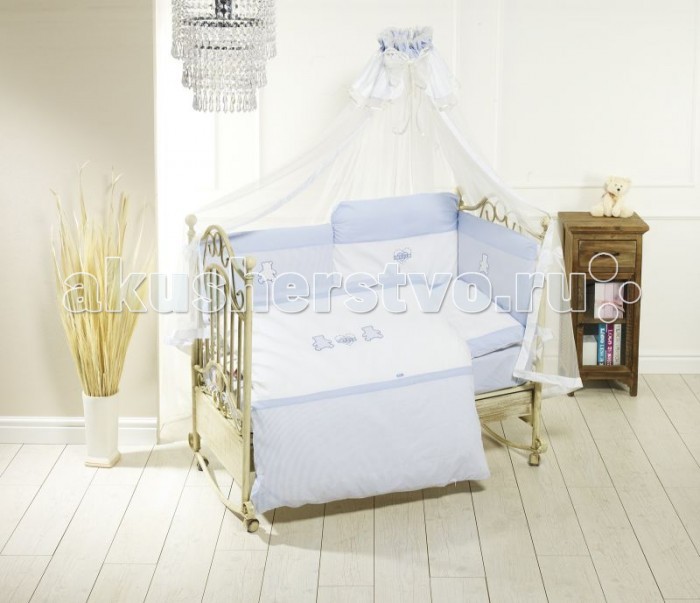 Комплект в кроватку Feretti Orsetti Long (6 предметов)Orsetti Long (6 предметов) Комплект в кроватку Feretti Orsetti Long (6 предметов)Orsetti Long (6 предметов)Feretti является инновационной маркой натурального детского постельного белья из хлопка. Благодаря высокому качеству, богатству выбора форм и узоров каждый найдет что-нибудь для своего ребенка. Особенности: При производстве используется натуральный наполнитель Ingeo - волокно, получаемое в результате ферментации и полимеризации зерен кукурузы. Наполнитель из волокон Ingeo обеспечивает прекрасную теплоизоляцию, удерживая постоянную температуру во время сна ребенка. Бактериостатические ткани Purista замедляют развитие бактерий, и являются гипоаллергенными. Система Easy Wash облегчает стирку борта в стиральной машине без риска нарушения наполнения. Система Easy Iron - после того, как вытянете постельное белье из стиральной машины достаточно его только растянуть, а после того как высохнет не нужно гладить. Система Even Fill - равномерное размещение наполнения в одеялах, устраняющее «холодные зоны». Пуховые одеяла не вызывают аллергии. Изысканный дизайн. Приятные расцветки с забавными рисунками. Мягкие материалы не раздражают кожу ребенка. Удобство и простота в использовании пододеяльник на молнии. Простынка на резинке не позволит лишним складкам воздействовать на кожу ребенка. Качество материала обеспечивает лёгкость стирки и долговечность. В комплекте: одеяло (100 х 135 см), пододеяльник (100 х 135 см), борт удлиненный (360 см) на всю кроватку (съемный чехол), простыня на резинке, подушка (40 х 60 см), наволочка (40 х 60 см). Материалы: хлопок, наполнитель на основе кукурузного волокна.<br>
