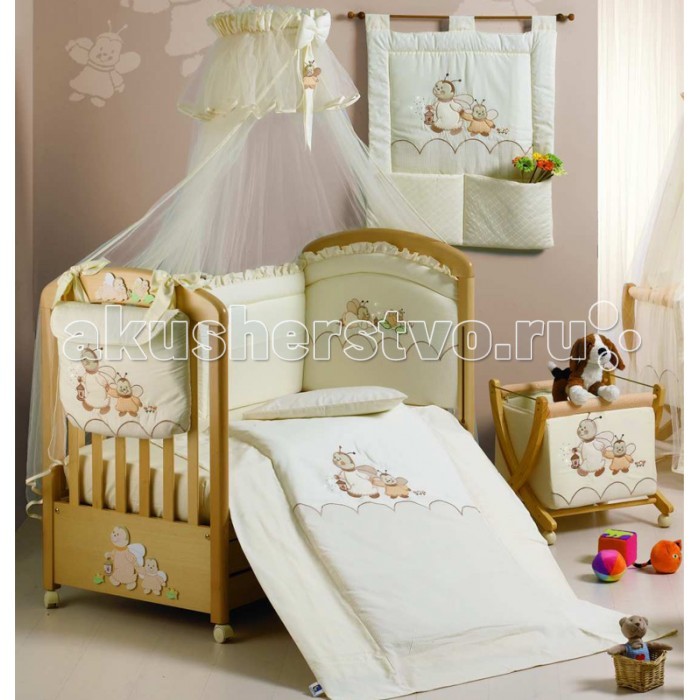 Комплект в кроватку Roman Baby Lucciole (5 предметов)Lucciole (5 предметов) Комплект в кроватку Roman Baby Lucciole (5 предметов)Lucciole (5 предметов)Очаровательные пчелки из коллекции LUCCIOLE осчастливят Вашего малыша. Особенности комплекта: - Ткань - 100% хлопок. - Наполнитель бампера: синтепон. - Все наполнители абсолютно безопасны для детей. - Белье Roman Baby LUCCIOLE подходит для кроватей 125 х 65 см . - Оригинальная вышивка. - Высокое итальянское качество. - Дополнит интерьер любой детской комнаты. В комплект входит: - Одеяло - Пододеяльник - Наволочка 40 х 60 см - Подушка 40 х 60 см - Бортик на половину кроватки<br>