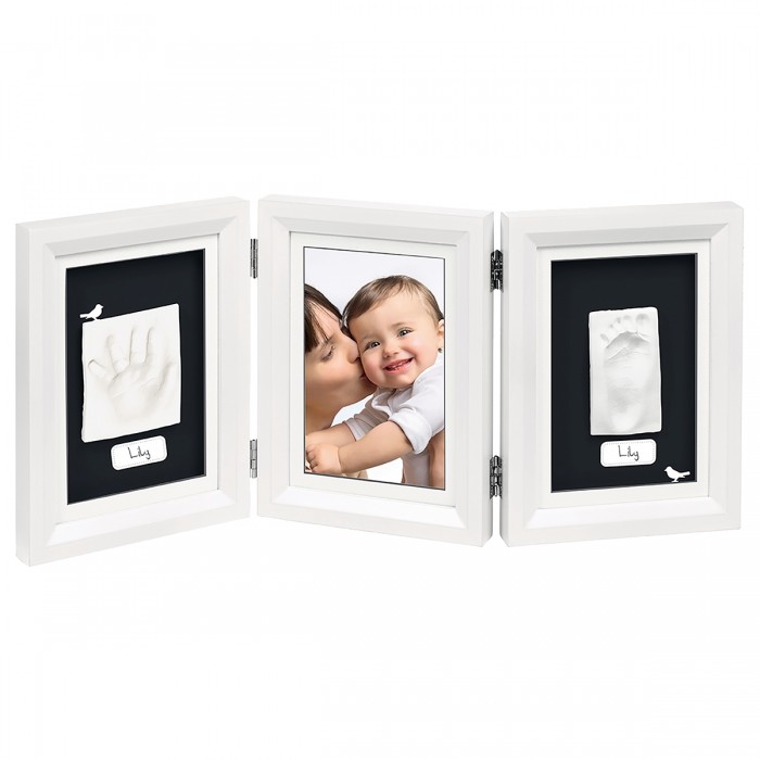 Baby Art Набор Рамочка тройнаяНабор Рамочка тройная Baby Art Набор Рамочка тройнаяНабор Рамочка тройнаяТройная рамочка с отпечатком Double Print Frame от компании Baby Art - это особый подход к созданию очаровательного подарка на память для этого особого периода жизни, с фотографией и обоими отпечатками ручки и ножки Вашего ребенка. Материал: полимерная масса, деревянная рамка Размер рамки: 22 x 18 x 1 см<br>
