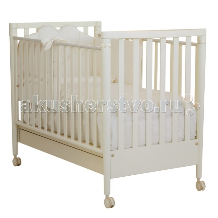 Детская кроватка Baby Expert AkoyaAkoya Детская кроватка Baby Expert AkoyaAkoyaКроватка Akoya украшена аппликациями с использованием жемчуга. Нежный кремовый цвет кроватки придаст детской комнате непревзойденное очарование и нежность. Инкрустация жемчугом – инновация от Baby Expert, призванная подчеркнуть элегантность и роскошь новой коллекции. Коллекция Akoya станет жемчужным подарком к рождению малыша. Особенности: - инкрустация жемчугом - кроватка имеет два уровня дна - выдвижной ящик - бортики с легкостью опускаются одной рукой - монтаж кроватки очень прост за счет Easy Fix, системы упрощенного монтажа без применения инструментов - снабжена четырьмя проворачивающимися резиновыми колесами и двумя тормозами, которые позволяют передвигать и блокировать кроватку в любом положении в полной безопасности Материалы: - аппликации из жемчуга - покрашена краской на водной основе - каркас сделан из цельной древесины - бук Общие размеры: внешние (вxшxд) 124x84x133 см<br>