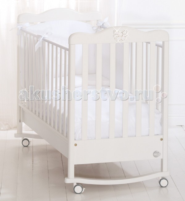 Детская кроватка Baby Expert FioccoFiocco Детская кроватка Baby Expert FioccoFioccoДетская кровать Fiocco от Baby Expert - итальянский стиль и качество! Контакт нежной кожи ребенка с идеально гладкой поверхностью элементов кроватки гарантировано безопасен. Вы можете не переживать за то, что ваш малыш захочет попробовать кроватку на вкус. Сертификат ISO 9001 подтверждает абсолютную безопасность материалов, использованных при окрашивании. Ортопедическая основа, состоящая из 15 буковых реек, обеспечит правильное положение спины вашего малыша. Кроватка фиксируется на месте с помощью тормозов, расположенных на самоориентирующихся колесиках. Дно кроватки регулируется по высоте и имеет два положения. Высота боковых ограждений соответствует европейским стандартам и составляет более 60 см. Планки бортиков расположены на расстоянии 4-7 см друг от друга – так что, ножка, ручка и голова ребенка никогда не застрянет в них. Функциональные характеристики: 15 буковых планок в ортопедической основе кроватки обеспечат правильное положение спины малыша Два положения (уровня) дна: верхнее - для первых месяцев жизни, нижнее - для малыша от 6 мес Легкая сборка без инструментов с системой Easy Fix Высота боковых ограждений не менее 60 см, что соответствует европейским требованиям безопасности. Ограждения легко регулируются по высоте - это можно выполнить одной рукой, не прилагая никаких усилий. Четыре самоориентирующихся резиновых колесика с 2 стопорами Каркас из цельного куска древесины Возможность установить качалку (приобретается отдельно) Подкроватный ящик (с защитой от выпадения) Расстояние между планками не более 7 сантиметров, чтобы ножки или голова ребёнка не застряли между ними. Декор нежные банты со стразами Swarovski Материалы: бук, ДСП. Детская кроватка Baby Expert изготовлена из натуральных материалов и покрыта краской на водной основе, которая не выделяет токсических веществ и абсолютно безопасна для малыша (сертификат ISO 9001)<br>
