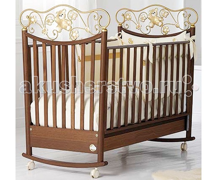 Детская кроватка Baby Expert PerlaPerla Детская кроватка Baby Expert PerlaPerlaДетская кроватка Baby Expert Perla - элитная детская кроватка. Особенности кроватки: изготовлена из экологически чистых материалов декоративный элемент: керамика ручной работы, ковка старинная оригинальная технология с использованием цветной глины покрашена краской на водной основе (путём растворения смол в воде, а не в химических веществах) каркас кроватки сделан из цельной древесины (бук) ножки кроватки оборудованы резиновыми съёмными колёсиками кроватка фиксируется на месте специальными тормозами к кроватке прилагаются полозья-качалки как опция для того, чтобы ребёнка было удобно укачивать борта кроватки легко регулируются по высоте и их можно поднимать и опускать одной рукой монтаж кроватки очень прост за счет Easy Fix, системы упрощенного монтажа без применения инструментов кроватка снабжена специальным ящиком для белья, расположенным в основании кроватки ящик оснащен металлическими направляющими с лёгким скольжением и блокировкой во избежание невольного выпадения ящика края кроватки покрыты нетоксичными оболочками, которые гарантируют максимальную безопасность ребенку в случае соприкосновения со ртом, и в то же время защищают кроватку от царапин края раздвижные и выше 60 см, как предусмотрено европейскими нормативными требованиями расстояние между планками составляет от 4 до 7 см для того, чтобы не позволять ребенку застревать между ними ногами, руками или головой расстояние между боковыми краями и сеткой меньше 2,5 см, чтобы не позволять ребенку вставлять ножку сетка днища кроватки сделана в соответствии с европейскими нормативными требованиями, с планками из букового дерева сетка гарантирует ребенку правильное положение и соответствующую опору для позвоночника во время сна все декоративные элементы кроватки выполнены из экологически чистых и безопасных материалов<br>