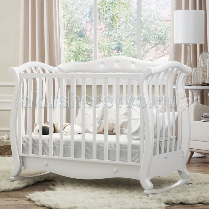 Детская кроватка Baby Italia Andrea VIP Pelle качалкаAndrea VIP Pelle качалка Детская кроватка Baby Italia Andrea VIP Pelle качалкаAndrea VIP Pelle качалкаДетская кроватка Baby Italia Andrea VIP Pelle качалка с отделкой из эко-кожи и украшением из кристаллов. Изготовлена из массива натурального бука и покрыта высококачественными итальянскими лаками и красками. Кроватка имеет набор замечательных функциональных особенностей. Одна ее большая стенка кроватки Andrea VIP Pelle опускаются для удобства ухода за малышом, и может полностью сниматься, превращая кроватку в удобный диванчик. Кроватка снабжена ящиком для белья и установлена на свободно вращающиеся прорезиненные колесики. Характеристика: изготовлена из массива натурального бука отделана эко-кожей и кристаллами Swarovsky покрытие из итальянского, нетоксичного лака и краски ложе матрасика не меняет положений одна большая боковинка опускаются и ее можно полностью снять свободно вращающиеся прорезиненные колесики имеются силиконовые накладки<br>