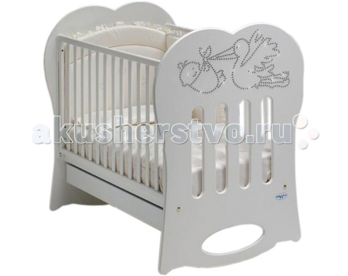 Детская кроватка Baby Italia Crystal качалкаCrystal качалка Детская кроватка Baby Italia Crystal качалкаCrystal качалкаДетская кроватка Baby Italia Crystal качалка создаст все условия для комфортного сна и отдыха вашему малышу. Изысканный дизайн воплощенный плавных линиях и спокойных пастельных тоннах цветового выбора создаст атмосферу тепла и уюта в вашем доме и детской. Безопасность малыша обеспечивается: во-первых, материалами основой из высокопрочного стойкого к износу бука, покрытие – нетоксичные безопасные для здоровья вашего малыша лакокрасочные составы, во-вторых, силиконовые накладки предохраняющие десны малыша от повреждений в период когда режутся зубки, наконец в-третьих, конструкция кроватки Baby Italia Crystal исключает застревание ручек и ножек малыша между рейками боковин. Выдвижной ящик подойдет для хранения постельного белья. А колесики которые можно установить на полозья помогут с легкостью перемещать кроватку по комнате. Особенности кроватки Baby Italia Crystal: Изготовлена из массива бука Покрытие — нетоксичный лак Одна боковина опускается, вторая — неподвижная Один уровень положения дна Выдвижной ящик Качалка Самоцентрирующиеся колесики, два из них оснащены системой стопоров Колеса имеют прорезиненное покрытие, не оставляют следов, не царапают пол Декор с кристаллами Swarovski<br>