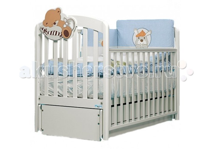 Детская кроватка Baby Italia Leo продольный маятникLeo продольный маятник Детская кроватка Baby Italia Leo продольный маятникLeo продольный маятникДетская кроватка Baby Italia Leo продольный маятник обладает традиционным для итальянского производителя качеством и удобством. Кроватка удобна для использования не только малышу, но так же и его родителям. При производстве кроватки используются только натуральные материалы, а именно древесина бука, покрытая нетоксичным лаком. Материалы не представляют угрозу для здоровья вашего малыша и полностью безопасны. Основное достоинство кроватки система укачивания – продольный маятник. Кроватка сама начнет укачивать малыша без вашего присутствия, что здорово экономит время и не требует больших усилий. В основании кроватки расположен выдвижной ящик, который можно использовать белья хранения смены постельного белья, таким образом, свежее чистое белье будет всегда под рукой. Характеристики кроватки Baby Italia Leo маятник: Кровать имеет 2 уровня ложе Боковое ограждение опускается Маятниковый механизм качания Вместительный ящик для белья<br>