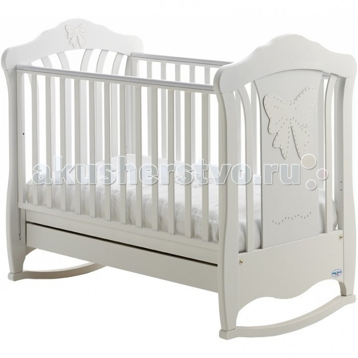 Детская кроватка Baby Italia Mimi cо стразами качалкаMimi cо стразами качалка Детская кроватка Baby Italia Mimi cо стразами качалкаMimi cо стразами качалкаДетская кроватка Baby Italia Mimi cо стразами качалка C ней отдых и сон вашего малыша будет удобным, комфортным и безопасным. Каркас кроватки выполнен из прочной и безвредной натуральной древесины бука, покрыт нетоксичными лакокрасочными материалами на водной основе и украшен стразами Сваровски. Опускающаяся боковая стенка сделает доступ к малышу удобным, а настройка положения высоты кроватки облегчит уход за малышом. Силиконовые вставки оберегут малыша от травм, а саму кроватку от повреждений. Основание начнет формировать здоровую осанку малыша с самого рождения. В целом эта детская кроватка не только красива, но и оберегает здоровья малыша с самых первых дней жизни. Особенности: боковины регулируются по высоте, одна из них снимается полностью; дно регулируется по высоте в двух положениях; выдвижной ящик для хранения принадлежностей; декорирована кристаллами Сваровски; функция качалки с возможностью установить колесики;<br>