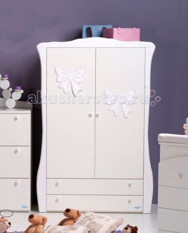 Шкаф Baby Italia Mimi двустворчатыйMimi двустворчатый Шкаф Baby Italia Mimi двустворчатыйMimi двустворчатыйШкаф Baby Italia Mimi двустворчатый Изящный двустворчатый шкаф для вашего малыша, выполненный в лучших традициях итальянского дизайна ведущими мастерами компании Baby Italia. Изделие было изготовлено из прочной экологически чистой древесины бука и покрыто натуральными и нетоксичными лаками. Двустворчатый шкаф Baby Italia Mimi идеально подойдет ко всей серии мебели и аксессуаров от Baby Italia, а также позволит создать полностью завершенный интерьер детской комнаты. Для производства используются исключительно экологически чистые материалы безопасные для детей. Особенности: экологически чистая древесина бука покрыта натуральными и нетоксичными лаками двустворчатый шкаф уникальный дизайн и практичность, аппликация с кристаллами Сваровски соответствует всем европейским стандартам безопасности и не имеет острых углов или деталей хорошо прилегающие закрытые шурупы и болты – отсутствие царапин и мелких травм у детей большая перекладина для вешалок два выдвижных ящика удобные эргономичные ручки 4 ножки пространство между дном шкафа и полом позволяет осуществлять влажную уборку без необходимости передвигать его Размеры 53х114.5х172.5 см<br>