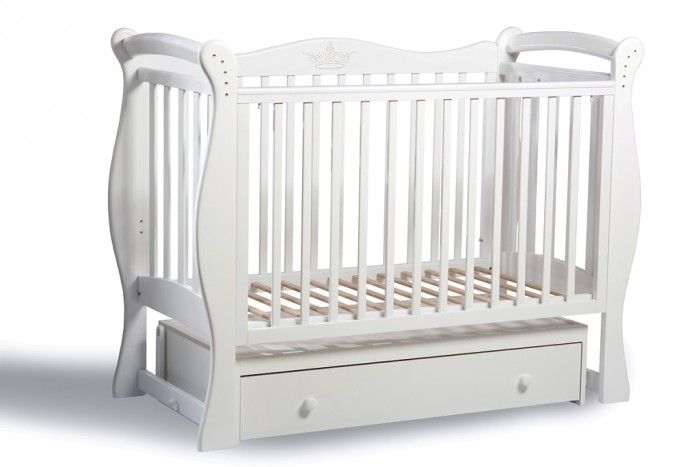 Детская кроватка Baby Luce Лучик универсальный маятникЛучик универсальный маятник Детская кроватка Baby Luce Лучик универсальный маятникЛучик универсальный маятникДетская кроватка Лучик универсальный маятник - качественная кроватка для детей от рождения. Изготовлена в классическом стиле, поэтому подойдет под любой интерьер. В технологии используются только гипоаллергенные лаки и эмали. Для малыша предусмотрено особое расположение элементов ограждения кроватки, закругленные углы и безопасная краска, которая не повредит здоровью малыша даже при «пробе на зуб». Мама оценит возможность легко и просто опустить боковину на 15-17 см, без лишних усилий укачать крошку. Кроватки производства Baby Luce комплектуются выдвижными ящиками для белья и все необходимое всегда есть под рукой в прямом смысле слова. Есть накладка на поручни детской кроватки (грызунок), которая защищает зубки малыша и растущий организм от воздействия лака и краски Широкий спектр цветовой гаммы. Маятник с двойным фиксатором. Инкрустация стразами. Боковые накладки из пищевого пластика. Боковое ограждение: возможность быстрого снятия, опускается, средние палочки - съёмные. Ящик: закрытый, глубокий, с бесшумными направляющими. Решётка подматрасника в два уровня. Качественная обработка древесины. Внутренние размеры ложа: 120х60 см. Материал: массив кавказского бука. Качание: универсальный маятниковый механизм.<br>