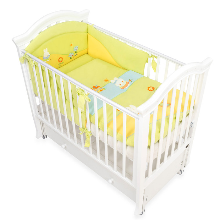Постельное белье BabyPiu Acquerelli - комплект для кроватки в чемоданеAcquerelli - комплект для кроватки в чемодане Постельное белье BabyPiu Acquerelli - комплект для кроватки в чемоданеAcquerelli - комплект для кроватки в чемоданеВысокое качество таней, итальянский непревзойденный дизайн! Оформите детскую комнату аксессуарами из коллекции Акварелли. В коллекции Акварелли используется 5 видов ткани Пике, необыкновенная вышивка и аппликация. В комплект входит: Мягкий защитный бортик из натурального шитья. Центральный с вышивкой, боковые по форме стеганые. Комплект из 3-х предметов: простынь, пододеяльник, наволочка. Нежное одеяльце 150Х115 для кроватки. Коллаж из 5 тканей Пике ШАМБРЕ соединено вышивкой со шнурками и вышивкой с рисунками. Комплект продается в подарочном чемодане. Материал: 100% хлопок высокого качества<br>
