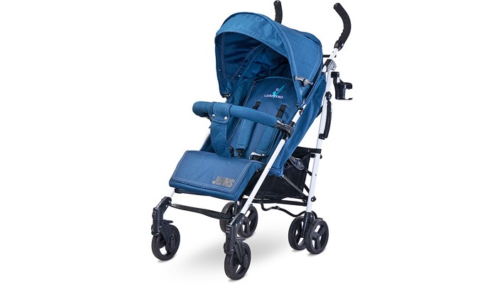 Коляска-трость Caretero JeansJeans Коляска-трость Caretero JeansJeansКоляска-трость Caretero Jeans с оригинальным дизайном, сочетает элегантную белую отделку рамы, контрастные черные элементы отделки, а также обивку, выполненную из двух видов ткани. Особенную элегантность придает ему ткань, напоминающая фактурой джинсы – прочная и в то же время очень приятная на ощупь. Коляска имеет много удобств, как двойной капюшон с дополнительным козырьком и окошком для наблюдения, спинка регулируется с помощью удобного рычага, дополнительный ремень между ножек и складной бампер, который не надо разбирать при раскладывании коляски. Особенности: предназначен для детей от 6 месяцев и максимальным весом до 15 кг легкий и прочный алюминиевый каркас элегантный внешний вид коляски благодаря тщательной обработке и цветов обивка выполнена из комбинации двух типов материалов - мягкие на ощупь и устойчив к внешним факторам Просторное сиденье и спинка для максимального комфорта 5-точечные ремни безопасности, широкий ремень ластовицы и толстые плечики для безопасности и комфорта Удобный складной механизм - интуитивный и быстрый Автоматическая блокировка складывания и ручка для переноски коляски Расширенный капюшон с окошком эффективно защищает ребенка от ветра и солнца Регулируемая спинка и подножка позволяют ребенку обеспечить адекватный комфорт Малый вес и компактные размеры 50 x 82 x 107 см Передние колеса поворотные с блокировкой Задние колеса оснащены комбинированным тормозом, удерживающую коляску Аксессуары: дождевик и накидка на ножки - так что не нужно бояться даже дождливые и прохладные дни.<br>