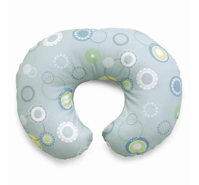 Chicco Подушка для кормления Boppy с хлопковым чехломПодушка для кормления Boppy с хлопковым чехлом Chicco Подушка для кормления Boppy с хлопковым чехломПодушка для кормления Boppy с хлопковым чехломПодушка для кормления Boppy разработана специально для будущей мамы с целью обеспечить максимальный комфорт в период беременности и кормления грудью. Во время беременности подушка помогает маме расслабиться и, благодаря своей эргономичной форме, уменьшает нагрузку на поясницу и ноги. В период кормления подушка помогает поддерживать ребенка в правильном положении при кормлении, снимает нагрузку с маминых рук, плеч и затылка. Благодаря специальному наполнителю, мягкому, но компактному, Boppy легко приспособить к позе ребенка, поддерживая его в правильном положении. U-образная форма подушки позволяет использовать ее на всех фазах роста и развития ребенка, гарантируя при этом безопасную поддержку в положении лежа, сидя или наклоненным вперед. Подушка изготовлена из дышащих гипоалергенных материалов, которые предотвращают чрезмерное нагревание и потение малыша. Съемный чехол изготовлен их 100% хлопка, и благодаря молнии он очень практичен, так как в любой момент его можно снять и постирать. U-образная форма подушки позволяет использовать подушку для кормления Boppy на всех фазах роста и развития ребенка, гарантируя при этом безопасную поддержку и комфорт: подушку можно использовать в качестве места отдыха для ребенка после кормления помогает развивать координацию и подвижность, когда ребенок учится ползать можно использовать для поддержки ребенка, когда он начинает сидеть Также подушку Boppy можно использовать во время беременности. Благодаря эргономичной форме, подушка помогает расслабится будущей маме, уменьшая нагрузку на поясницу и ноги.<br>