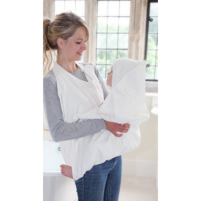 CuddleDry Простынка банная 70 х 140 смПростынка банная 70 х 140 см CuddleDry Простынка банная 70 х 140 смПростынка банная 70 х 140 смПолотенце-фартук Cuddeldry - уникальный продукт, который делает купание простым, безопасным и очень уютным - для вас и для вашего малыша. Полотенце CuddleDry удобно закрепляется на шее родителя, оставляя руки свободными, что позволяет вынуть ребенка из ванны и сразу обернуть теплой мягкой тканью. Материал: органический хлопок. Материал обладает натуральными антибактериальными свойствами, что идеально для чувствительной кожи ребенка.Уникальная двухслойная система с капюшоном - впитывает влагу с тела и волос ребенка. Размер: 140х70 см<br>