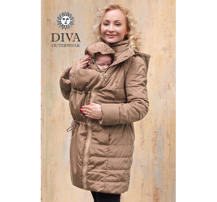 Diva Outerwear Слингокуртка зимняя 4 в 1Слингокуртка зимняя 4 в 1 Diva Outerwear Слингокуртка зимняя 4 в 1Слингокуртка зимняя 4 в 1Diva Outerwear Слингокуртка зимняя 4 в 1 – обычная зимняя куртка + слингокуртка с возможностью слингоношения спереди и за спиной + куртка для беременных. Зимняя куртка с возможностью заплечного слингоношения итальянской марки Diva Outerwear отличается оригинальным европейским дизайном и хорошо продуманными деталями конструкции, обеспечивающими комфортное слингоношение. Удлиненный силуэт куртки защитит не только от холода, но и ветра, а практичная моющаяся поверхность позволит без труда избавиться от загрязнений. Куртка легкая, но благодаря качественному утеплителю Shelter* ее можно носить до -25 градусов. В комплекте: Съемная слинговставка для ношения вместе с ребенком. Специальные кулиски регулируют размер слинговставки и позволяют ей максимально повторить контуры тела ребенка и обеспечить более тщательное прилегание. Съемная манишка для мамы, для защиты шеи мамы при ношении куртки с ребенком. Кулиска по верху ворота обеспечивает хорошую регулировку манишки для защиты от сильного ветра. Съемный детский капюшон, защищает шею, плечи и голову ребенка от холода, мороза и ветра. Возможно носить куртку как с ним, так и без него. Съемная вставка для беременных позволяет носить куртку с комфортом вплоть до родов. Особенности: Температурный режим: от +0 до -25 Встречные молнии по всей длине вставки для доступа к ребенку: в любой момент можно, не расстегивая куртку, поправить намотку либо покормить ребенка. Эластичный пояс с пряжкой отлично моделирует фигуру при использовании слинговставки как для ношения ребенка спереди, так и за спиной, благодаря возможности его застегивания как спереди, так и сзади. Ремешок для фиксации капюшона мамы в свернутом состоянии для безопасности при ношении ребенка за спиной. Длина рукавов регулируется при помощи отворотов. Кулиска на капюшоне мамы позволяет присобрать его при ношении куртки с ребенком, чтобы края ворота не торчали. Наполнитель: Shelter*. Дизайн: Италия, произведено в России. * Shelter - современный утеплитель из микроволокон превосходит большинство современных наполнителей для верхней одежды. Он сочетает в себе преимущества натурального пуха и специальные свойства синтетических волокон. Благодаря этому даже тонкий слой Shelter, использованный для утепления верхней одежды, обеспечивает отличную защиту от холода. Shelter отлично сохраняет форму после стирки, экологичный, очень эффективен при низких температурах, быстро высыхает. Shelter - обладатель всемирно признанного международного сертификата Эко-Текс Стандарт 100 по 1ой категории товаров. Это значит, что он рекомендован для пошива одежды для детей и новорожденных. Внимание! слингокуртка не является переноской, для ношения ребенка необходим слинг или эрго-рюкзак! ВАЖНО! Слингокуртку НЕЛЬЗЯ использовать для ношения с ребенком, расположенным в переноске горизонтально (в «колыбельке»)! Только при вертикальном положении! Изменение конструкции фиксаторов на слинговставке слингокурток На всех слингокуртках 3в1 и 4в1 фиксаторы перенесены на внутренюю сторону вставок и установлены с одного края вставки. Кроме того, резинки заменены на тесемки из курточной ткани. Зависит от поставки!<br>