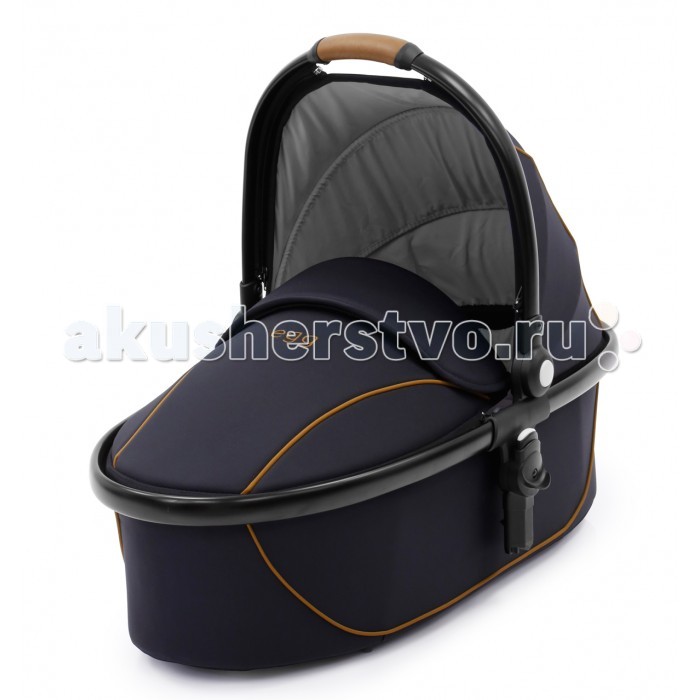 Люлька Egg CarrycotCarrycot Люлька Egg CarrycotCarrycotЛюлька Egg Carrycot имеет красивые мягкие линии, формирующие фирменный стиль, предназначена для использования с рождения и до максимального веса малыша 9 кг. Особенности: Люлька сделана из огнестойких тканей в соответствии с британскими стандартами. Капор устанавливается в нескольких положениях, включая вертикальное. Накидка на люльку, фиксируемая молнией, имеет отворот, закрепленный надежными кнопками, которым можно ещё сильнее закрыть малыша от ветра и непогоды. Жёсткое основание/дно люльки имеет вентиляционные отверстия для улучшенной циркуляции. Матрас из пеноматериала с памятью, упругий и не тонкий. Люлька комплектуется отдельным дождевиком, а на капоре есть удобная и стильная ручка из экокожи для переноски. Люлька может быть использована для случайного ночного сна. Внутренние размеры люльки: 75х32 см. Комплектация люльки: Люлька с капором Матрас Накидка Дождевик<br>