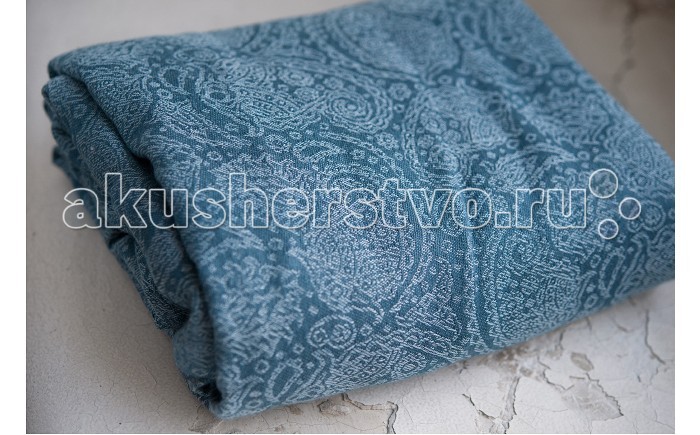 Слинг Ellevill Paisley с кольцами, бамбук-лён M (2.1 м)Paisley с кольцами, бамбук-лён M (2.1 м) Слинг Ellevill Paisley с кольцами, бамбук-лён M (2.1 м)Paisley с кольцами, бамбук-лён M (2.1 м)Ellevill - это слинг-шарфы и слинги с кольцами из Норвегии. Разработанные на основе традиционных норвежских орнаментов и выполненные вручную, слинги быстро завоевали популярность по всему миру. Они покоряют своим прекрасным дизайном и универсальностью в носке: слинги Ellevill подходят для всех возрастов (и для новорожденных, и для подросших деток), и для всех сезонов. Слинги Ellevill производятся вручную, из ткани, специально разработанной для ношения детей. Эта ткань - специального жаккардового диагонального плетения, она очень хорошо тянется по диагонали, но почти не тянется по вертикали и горизонтали. Она как бы обнимает малыша и обеспечивает наибольший комфорт в носке. Лен - прекрасное волокно, которое дает прохладу летом и отличную поддержку, т.е. комфорт в длительном ношении тяжелых деток. Вы никогда не поверите, пощупав новые слинги от Ellevill, что они содержат лен! Ткань со льном обычно очень жесткая новой и ее нужно долго разнашивать и размягчать. Но Ellevill Zara и Ellevill Paisley со льном очень мягкие новыми! Это достигается за счет использования мерсеризованного хлопка (Zara) и бамбука (Paisley) в составе ткани. Слинг со льном – идеальный выбор для тяжелого ребенка на лето. Слинг с кольцами (ССК) - особенно удобен для ношения новорожденных и маленьких деток, для кормления и укачивания на сон (ребенка легко переложить из ССК в кроватку). Он также пригодится для ношения на бедре подросших деток на небольшие расстояния - на одном плече не очень удобно носить долго, но зато удобно часто сажать и вынимать малыша. Слинги с кольцами производятся из шарфовой ткани Ellevill, c центральным сложением плеча, с большими литыми алюминиевыми кольцами. Состав: 50% бамбук, 50% лен Размер: M (2,1 м)<br>