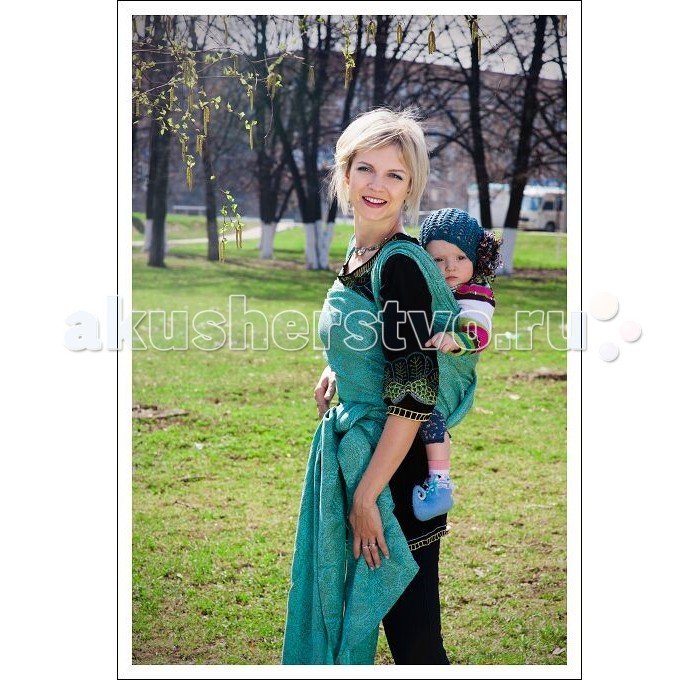 Слинг Ellevill Paisley шарф, бамбук-лен (4.2 м)Paisley шарф, бамбук-лен (4.2 м) Слинг Ellevill Paisley шарф, бамбук-лен (4.2 м)Paisley шарф, бамбук-лен (4.2 м)Ellevill - это слинг-шарфы и слинги с кольцами из Норвегии. Разработанные на основе традиционных норвежских орнаментов и выполненные вручную, слинги быстро завоевали популярность по всему миру. Они покоряют своим прекрасным дизайном и универсальностью в носке: слинги Ellevill подходят для всех возрастов (и для новорожденных, и для подросших деток), и для всех сезонов. Слинги Ellevill производятся вручную, из ткани, специально разработанной для ношения детей. Эта ткань - специального жаккардового диагонального плетения, она очень хорошо тянется по диагонали, но почти не тянется по вертикали и горизонтали. Она как бы обнимает малыша и обеспечивает наибольший комфорт в носке. Лен - прекрасное волокно, которое дает прохладу летом и отличную поддержку, т.е. комфорт в длительном ношении тяжелых деток. Вы никогда не поверите, пощупав новые слинги от Ellevill, что они содержат лен! Ткань со льном обычно очень жесткая новой и ее нужно долго разнашивать и размягчать. Но Ellevill Zara и Ellevill Paisley со льном очень мягкие новыми! Это достигается за счет использования мерсеризованного хлопка (Zara) и бамбука (Paisley) в составе ткани. Слинг со льном – идеальный выбор для тяжелого ребенка на лето. Слинг-шарф Ellevill - король слингов, наиболее универсальный, удобный и красивый тканый слинг. Его можно использовать для всех возрастов ребенка, для шарфов придумано разнообразное количество намоток. Шарфы особенно хороши для вертикального ношения как новорожденных, так и подросших, тяжелых деток в течение долгого времени - как дома, так и на улице. Состав: 50% бамбук, 50% лен Размер: 4,2 м<br>
