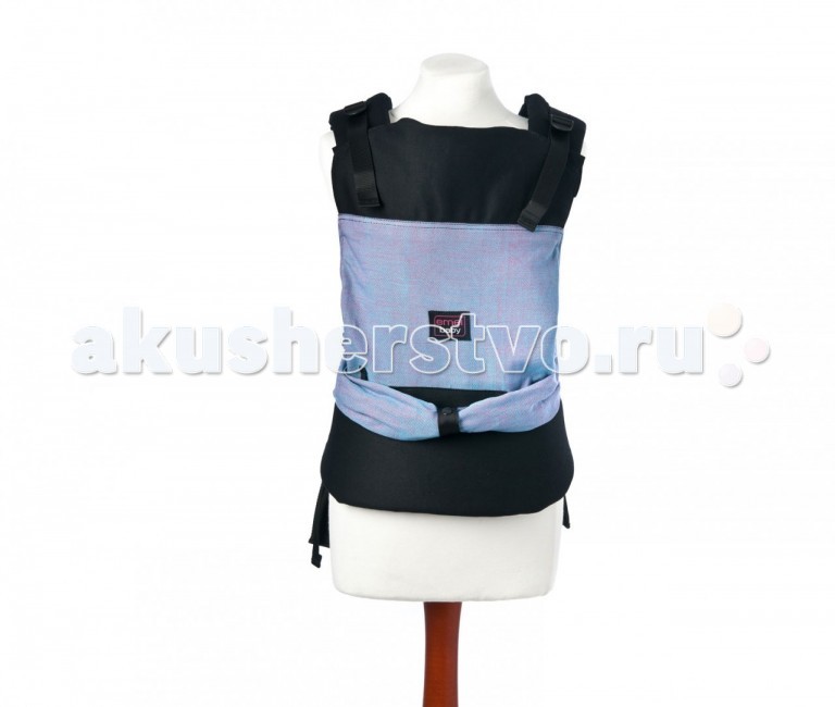Рюкзак-кенгуру Emeibaby слинг Carrierслинг Carrier Рюкзак-кенгуру Emeibaby слинг Carrierслинг CarrierEmeibaby Carrier является комбинацией слинга и эргономичного рюкзака. Он объединяет в себе преимущества слинга с простотой использования рюкзака. Emeibaby придуман мамой, которая оценив преимущества слинга, не хотела отказываться от него со своей маленькой дочкой, но, в то же время, хотела упростить процесс использования. Она много экспериментировала. И, наконец, придумала альтернативу - Emeibaby Carrier – слинг для малыша и рюкзак для родителя. И никаких намоток и узлов! Создательница Emeibaby, Daniela Larch, получила премию молодых предпринимателей за свое изобретение. Сегодня Emeibaby завоевывает сердца родителей по всему миру! Рюкзак идеально подходит для родителя и пропорционально распределяет нагрузку за счет широких набивных лямок и поясного ремня. Поясной ремень широкий и удобный, даже для мамы сразу после родов. Носить малыша комфортно не только на бедрах, но и на талии и выше. Слинг идеально подходит малышу вне зависимости от его роста и размера! Ткань слинга оптимально регулируется таким образом, что края всегда находятся под коленками малыша! 1. Равномерное натяжение по спинке 2. Правильное разведение ножек 3. Поддержка головы – все это обеспечивает слинговая часть emeibaby. Слинг двойного шарфового плетения Girasol (Германия) надежно фиксирует регулировку при помощи колец. Детали Emeibaby подходит для малышей от рождения до 15 кг. Важно отметить, что даже крох, весом 2.5 кг. можно носить в Emeibaby Длина поясного ремня регулируется от примерно от 60 см (XXS) до 150 см (XXL) Материал: 100% органический хлопок (Oeko-Tex-Standard 100) Шарфовая ткань: Girasol (Германия), 100% органический хлопок (Oeko-Tex-Standard 100) Преимущества Малышу в Emeibaby так же удобно как в слинге. Маме удобно одевать Emeibaby так же как любой рюкзак. Emeibaby растет с малышом очень плавно и точно – сантиметр за сантиметром. Удобно носить малыша спереди и сзади. Удобно для родителя любого размера от XXS до XXL. Использование шарфовой ткани – идеальное решение.<br>