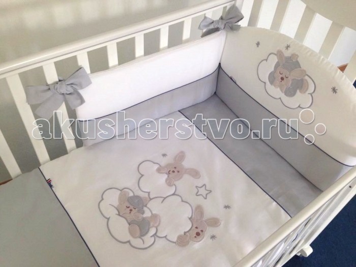 Комплект в кроватку Feretti Sestetto high Etoile (6 предметов)Sestetto high Etoile (6 предметов) Комплект в кроватку Feretti Sestetto high Etoile (6 предметов)Sestetto high Etoile (6 предметов)Комплект в кроватку Feretti Sestetto high Etoile (6 предметов) привлекательный внешне и практичный набор постельных принадлежностей для самых маленьких. Включает широкий бортик для кроватки, подушку, одеяло, пододеяльник, простыню на резинке и наволочку. Наполнителем для бортика, подушки и одеяла стало специальное гипоаллергенное натуральное волокно Ingeo, получаемое из ферментированной и полимеризированной кукурузы. Этот наполнитель имеет отличные показатели теплоизоляции, поддерживая постоянную температуру во время сна. Текстильные же элементы комплекта изготовлены из Purista - натуральной ткани с бактериостатическими свойствами (препятствует развитию бактерий между волокнами). Помимо этого, здесь был применен целый ряд инновационных технологий, упрощающих уход за бельем. Декорирован комплект изящной вышивкой, аппликацией. В комплекте: бампер наволочка одеяло пододеяльник подушка простынь на резинке Размер наволочки (ДхШ): 40 х 60 см Размер пододеяльника (ДхШ): 135 х 100 см Размер бортиков (ДхВ): 180 х 40 см<br>