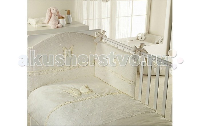 Комплект в кроватку Feretti Sestetto high long (с удлинителем) Charme (6 предметов)Sestetto high long (с удлинителем) Charme (6 предметов) Комплект в кроватку Feretti Sestetto high long (с удлинителем) Charme (6 предметов)Sestetto high long (с удлинителем) Charme (6 предметов)Комплект в кроватку Feretti Sestetto high long (с удлинителем) Charme (6 предметов) изготовлен из натурального хлопка с применением специальных добавок Purista, которые придают ткани антибактериальные свойства, сохраняя надолго свежесть и чистоту белья. Комплект выполнен в приятном цвете и декорирован аппликацией. Наполнитель – Ingeo, безопасное натуральное волокно. В комплекте: бампер наволочка одеяло пододеяльник подушка простынь на резинке Размер наволочки (ДхШ): 40 х 60 см Размер пододеяльника (ДхШ): 135 х 100 см Размер бортиков (ДхВ): 140 х 40 см<br>