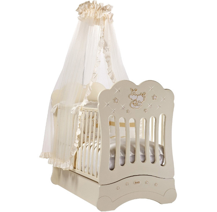 Детская кроватка Feretti Etoile качалкаEtoile качалка Детская кроватка Feretti Etoile качалкаEtoile качалкаДетская кроватка Feretti Etoile качалка подойдет Вашему малышу. Красивый и оригинальный дизайн порадует Вас и вашего малыша. Кроватка изготовлена из массива бука. При изготовлении используются только натуральные и нетоксичные лаки, краски и клей. Особенности: Рейки обеспечивают надежное крепление матрас Два уровня положения дна Две регулирующийся стенки Механизм регулировки борта одной рукой Бортики снабжены силиконовыми накладками Выдвижной ящик для постельного белья или игрушек Съёмные, самоцентрирующиеся колеса, снабжены 2 тормозами Украшена аппликацией Колёса съёмные, самоцентрирующиеся колеса, снабжены 2 тормозами (полозья для качания)<br>