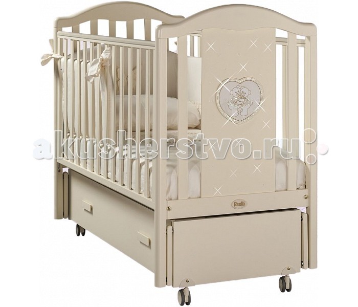Детска кроватка Feretti Mon Amour Swing продольный матникMon Amour Swing продольный матник Детска кроватка Feretti Mon Amour Swing продольный матникMon Amour Swing продольный матникДетска кроватка Feretti Mon Amour Swing продольный матник Детска кроватка Feretti Mon Amour Swing выполнена в современном стиле от итальнских дизайнеров. Изщные мгкие линии и легантные округлые формы кроватки дополнет декор из объемной аппликации в виде двух медвежат в сердечке, украшенные россыпь драгоценных кристаллов. Данна модель предлагаетс варианте без качалки. В качестве дополнени к той кроватке идеально подойдут комплекты постельных принадлежностей Сhaton. Особенности: Благодар просторному спальному месту подходит дл детей от 0 до 5 лет. Два уровн положени ложа позволет подобрать подходщий, в зависимости от возраста ребенка. Дно спального места - реечное, оно обеспечивает надежное сцепление с матрасом. Одна стенка регулируетс по высоте в двух положених и полность снимаетс, благодар чему кроватка превращаетс в удобный детский диванчик. Под днищем кроватки расположен выдвижной щик на бесшумных направлщих дл постельного бель или игрушек. Матниковый механизм продольного качани Съёмные, самоцентрирущиес колеса снабжены 2 тормозами. Кроватка отличаетс высокой прочность, кологичность и безопасность материалов, из которых она изготовлена. В производстве кроваток Feretti Mon Amour использовано дерево высокого качества (ценные породы дуба), МДФ, нетоксичные лако-красочные материалы и клей. Дл безопасности малыша бортики снабжены силиконовыми накладками.<br>