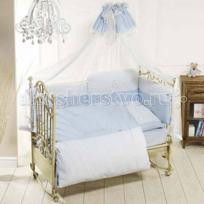 Комплект в кроватку Feretti Petit Bebe (6 предметов)Petit Bebe (6 предметов) Комплект в кроватку Feretti Petit Bebe (6 предметов)Petit Bebe (6 предметов)Feretti является инновационной маркой натурального детского постельного белья из хлопка. Благодаря высокому качеству, богатству выбора форм и узоров каждый найдет что-нибудь для своего ребенка. Особенности: При производстве используется натуральный наполнитель Ingeo - волокно, получаемое в результате ферментации и полимеризации зерен кукурузы. Наполнитель из волокон Ingeo обеспечивает прекрасную теплоизоляцию, удерживая постоянную температуру во время сна ребенка. Система Easy Wash облегчает стирку борта в стиральной машине без риска нарушения наполнения. Система Easy Iron - после того, как вытянете постельное белье из стиральной машины достаточно его только растянуть, а после того как высохнет не нужно гладить. Система Even Fill - равномерное размещение наполнения в одеялах, устраняющее «холодные зоны». Пуховые одеяла не вызывают аллергии. Изысканный дизайн. Приятные расцветки с забавными рисунками. Мягкие материалы не раздражают кожу ребенка. Удобство и простота в использовании пододеяльник на молнии. Простынка на резинке не позволит лишним складкам воздействовать на кожу ребенка. Качество материала обеспечивает лёгкость стирки и долговечность. Комплект в кроватку Feretti Petit Bebe состоит из 6 предметов:: одеяло: 100 х 135 см пододеяльник: 100 х 135 см борт на половину кроватки простынь на резинке подушка: 40 х 60 см наволочка: 40 х 60 см Материал: 100% хлопок Наполнитель: 100% натуральное волокно<br>