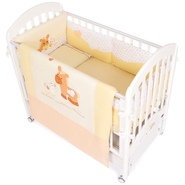 Комплект в кроватку Feretti Pony Long (6 предметов)Pony Long (6 предметов) Комплект в кроватку Feretti Pony Long (6 предметов)Pony Long (6 предметов)Feretti является инновационной маркой натурального детского постельного белья из хлопка. Благодаря высокому качеству, богатству выбора форм и узоров каждый найдет что-нибудь для своего ребенка. Особенности: При производстве используется натуральный наполнитель Ingeo - волокно, получаемое в результате ферментации и полимеризации зерен кукурузы. Наполнитель из волокон Ingeo обеспечивает прекрасную теплоизоляцию, удерживая постоянную температуру во время сна ребенка. Система Easy Wash облегчает стирку борта в стиральной машине без риска нарушения наполнения. Система Easy Iron - после того, как вытянете постельное белье из стиральной машины достаточно его только растянуть, а после того как высохнет не нужно гладить. Система Even Fill - равномерное размещение наполнения в одеялах, устраняющее «холодные зоны». Пуховые одеяла не вызывают аллергии. Изысканный дизайн. Приятные расцветки с забавными рисунками. Мягкие материалы не раздражают кожу ребенка. Удобство и простота в использовании пододеяльник на молнии. Простынка на резинке не позволит лишним складкам воздействовать на кожу ребенка. Качество материала обеспечивает лёгкость стирки и долговечность. Комплект в кроватку Feretti Pony Cream Premium LONG состоит из 6 предметов:: одеяло: 100 х 135 см пододеяльник: 100 х 135 см борт на всю длину кроватки простынь на резинке подушка: 40 х 60 см наволочка: 40 х 60 см Материал: 100% хлопок Наполнитель: 100% натуральное волокно<br>