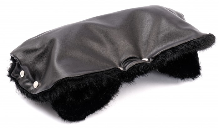 Forest Муфта для рук Tora LeatherМуфта для рук Tora Leather Forest Муфта для рук Tora LeatherМуфта для рук Tora LeatherForest Муфта для рук Tora Leather сохранит в тепле руки мамы холодной зимой, а также за счет своего приятного и лаконичного дизайна станет необходимым согревающим аксессуаром весной и осенью. Муфта на коляску Forest Tora Leather фиксируется на родительскую ручку практически любой коляски с помощью кнопок. Внешний материал муфты на коляску Forest Tora Leather изготовлен из качественной ЭКО-кожи, за которой очень легко ухаживать и которая отлично защищает руки мамы от холода и ветра. Внутренний слой изготовлен из приятного на ощупь искусственного меха. Особенности муфт Forest: верхний слой изготовлен из качественной ЭКО-кожи; муфты Forest достаточно просторные, поэтому руки не испытывают стеснения; муфты подходят практически для всех моделей колясок с одной ручкой. Размер: 50 х 57 см.<br>