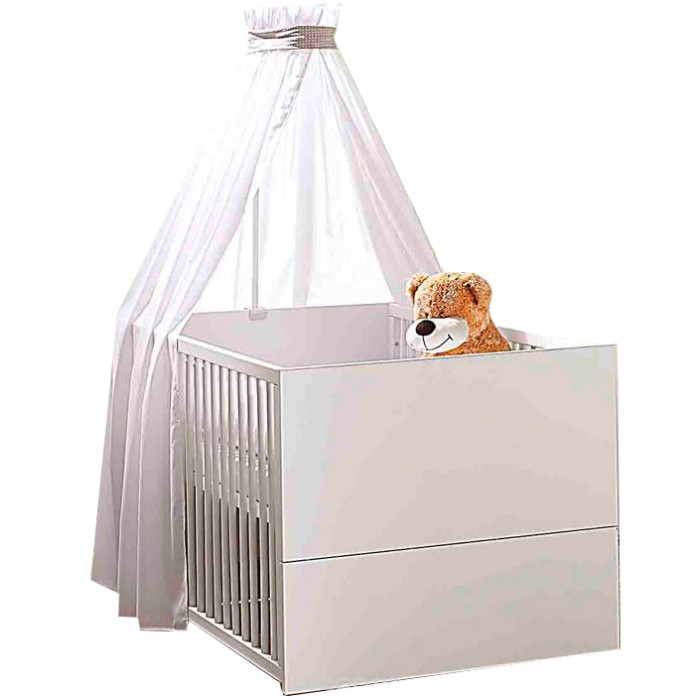 Детская кроватка Geuther Vista 1189 KBVista 1189 KB Детская кроватка Geuther Vista 1189 KBVista 1189 KBДетская кроватка Geuther Vista 1189 KB Благодаря оптимальным размерам и трансформирующейся конструкции кроватка подойдет как новорожденным, так и дошкольникам. Кроватка от немецких производителей Vista со съемными бортами станет ключевым элементом любой детской. Оригинальный дизайн в сочетании с прочностью и надежностью обеспечивает детской кровати данной коллекции абсолютное признание ценителей комфорта и практичности. Благодаря трансформирующейся конструкции, кроватка подойдет как новорожденным, так и дошкольникам. Весь секрет в том, что она меняется параллельно с взрослением вашего ребенка: когда малыш подрастет, бортики можно легко снять, и его любимая колыбель превратиться в низкую удобную кровать — почти такую, как у взрослых. Дизайн коллекции Vista отличается простотой и изяществом — основной белый цвет замечательно сочетается с окантовкой c ярко-выраженной текстурой дуба. В такой кроватке Ваш малыш будет видеть только самые сладкие сны! Отличительные особенности: Подходит детям с самого рождения Устойчивая конструкция Оптимальные размеры спального места Не имеет острых углов Легко трансформируется: решетчатые бортики быстро снимаются и кровать превращается из детской в подростковую Балдахин продается отдельно<br>