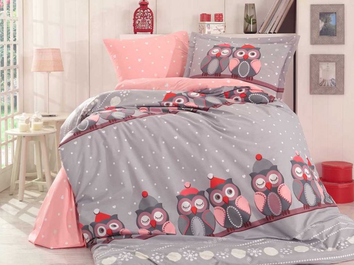 Постельное белье Hobby Home Collection 1.5-спальное Linda 160x240 см1.5-спальное Linda 160x240 см Постельное белье Hobby Home Collection 1.5-спальное Linda 160x240 см1.5-спальное Linda 160x240 смПостельное белье 1.5-спальное Hobby Home Collection Linda 160x240 см задает тон моде и открывает новую эру с каждой новой коллекцией. Hobby Home Collection создают модели, создающие вдохновение благодаря всему ассортименту продукции, от постельного белья до спальных комплектов, от покрывал до комплектов для детских и подростковых комнат, от полотенец до банных халатов. Поплин – европейский аналог бязи. Это ткань самого простого полотняного плетения с чуть заметным рубчиком, который появляется из-за использования нитей разной толщины. Состоит из 100% натурального хлопка, поэтому хорошо удерживает тепло, впитывает влагу и позволяет телу дышать. На ощупь поплин мягче бязи, но грубее сатина. Благодаря использованию современных методов окраски, не линяет и его можно стирать при температуре до 40°C. Комплект: Пододеяльник 1 шт. 160 x 220 см Простыня 1 шт. 160 x 240 см Наволочка 1 шт. 50 x 70 см Наволочка 1 шт. 70 x 70 см.<br>