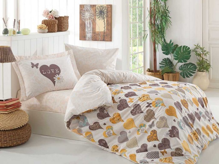 Постельное белье Hobby Home Collection 1.5-спальное Vera 160x240 см1.5-спальное Vera 160x240 см Постельное белье Hobby Home Collection 1.5-спальное Vera 160x240 см1.5-спальное Vera 160x240 смПостельное белье 1.5-спальное Hobby Home Collection Vera 160x240 см задает тон моде и открывает новую эру с каждой новой коллекцией. Hobby Home Collection создают модели, создающие вдохновение благодаря всему ассортименту продукции, от постельного белья до спальных комплектов, от покрывал до комплектов для детских и подростковых комнат, от полотенец до банных халатов. Поплин – европейский аналог бязи. Это ткань самого простого полотняного плетения с чуть заметным рубчиком, который появляется из-за использования нитей разной толщины. Состоит из 100% натурального хлопка, поэтому хорошо удерживает тепло, впитывает влагу и позволяет телу дышать. На ощупь поплин мягче бязи, но грубее сатина. Благодаря использованию современных методов окраски, не линяет и его можно стирать при температуре до 40°C. Комплект: Пододеяльник 1 шт. 160 x 220 см Простыня 1 шт. 160 x 240 см Наволочка 1 шт. 50 x 70 см Наволочка 1 шт. 70 x 70 см.<br>