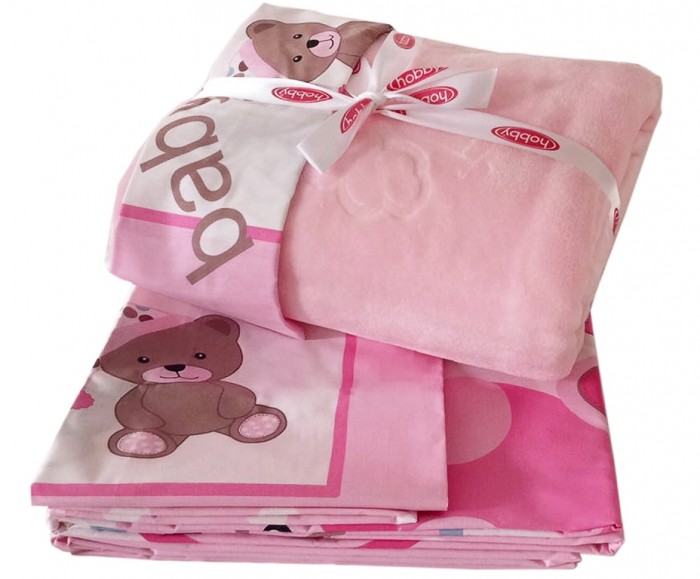 Постельное белье Hobby Home Collection С покрывалом Ponpon 100х150 смС покрывалом Ponpon 100х150 см Постельное белье Hobby Home Collection С покрывалом Ponpon 100х150 смС покрывалом Ponpon 100х150 смПостельное белье Hobby Home Collection С покрывалом Ponpon 100х150 см задает тон моде и открывает новую эру с каждой новой коллекцией. Hobby Home Collection создают модели, создающие вдохновение благодаря всему ассортименту продукции, от постельного белья до спальных комплектов, от покрывал до комплектов для детских и подростковых комнат, от полотенец до банных халатов. Поплин – европейский аналог бязи. Это ткань самого простого полотняного плетения с чуть заметным рубчиком, который появляется из-за использования нитей разной толщины. Состоит из 100% натурального хлопка, поэтому хорошо удерживает тепло, впитывает влагу и позволяет телу дышать. На ощупь поплин мягче бязи, но грубее сатина. Благодаря использованию современных методов окраски, не линяет и его можно стирать при температуре до 40°C. Wellsoft (велсофт) - это мягкая ворсовая ткань для самых нежных вещей. Для ее изготовления используется полиэстеровая тонкая нить, что позволяет изготовить ткань очень прочную, с длинным ворсом, но при этом очень легкую. Ткань имеет фактуру велюра, приятная на ощупь, мягкая и слегка пушистая, но при этом очень легкая, хорошо сохраняет тепло, устойчива к стирке и износу. Комплект: Покрывало 1 шт. 90 x 110 см Пододеяльник 1 шт. 100 x 150 см Простыня 1 шт. 100 x 150 см Наволочка 2 шт. 35 x 45 см Наволочка 1 шт. 40 x 60 см.<br>
