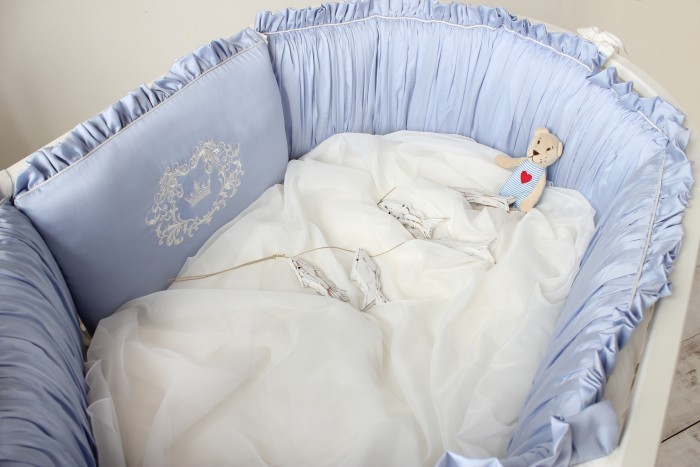 фото Бортик в кроватку krisfi премиум голубые сны для овальной кроватки