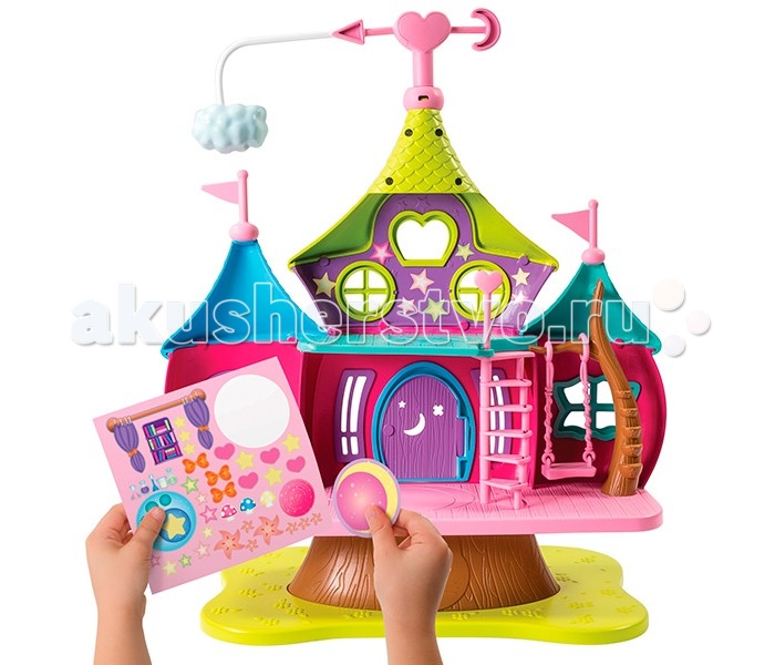 Spin Master Игрушка Little Charmers Дом волшебниц с фигуркой ХэйзлИгрушка Little Charmers Дом волшебниц с фигуркой Хэйзл Spin Master Игрушка Little Charmers Дом волшебниц с фигуркой ХэйзлИгрушка Little Charmers Дом волшебниц с фигуркой ХэйзлSpin Master Игрушка Little Charmers Дом волшебниц с фигуркой Хэйзл. Игрушка по мотивам мультфильма Маленькие волшебницы. В нем рассказывается о трех подружках-чародейках, которые еще только постигают азы искусства волшебства. Конечно же, они еще новички в этом, поэтому иногда допускают ошибки. В результате девочкам приходится сталкиваться с различными трудностями - их ждут увлекательные, но в то же время опасные приключения! Очаровательный кукольный домик выглядит ярко и очень эффектно. У него два этажа, есть лестница и подвесные качели. Также имеется котел, в котором варится волшебное зелье. В комплект также входит небольшая фигурка одной из главных героинь мультфильма - Хэйзл. Кроме того, в набор включен лист с наклейками, ими можно декорировать дом по своему усмотрению.<br>