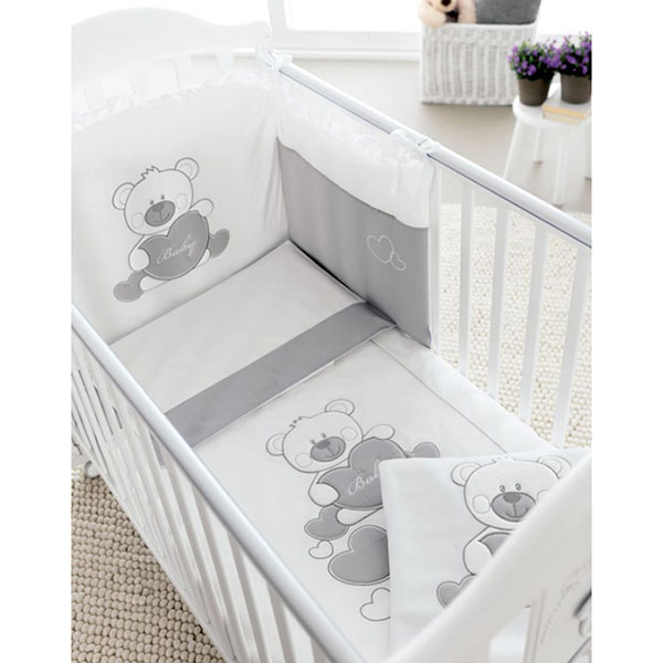 Комплект в кроватку Pali Baby Baby (3 предмета)Baby Baby (3 предмета) Комплект в кроватку Pali Baby Baby (3 предмета)Baby Baby (3 предмета)Комплект постельного белья в кроватку Pali Baby Baby 3 предмета - это отличный способ оформить кроватку малыша. Конечно, набор хорош и сам по себе и будет отлично смотреться в любом интерьере детской спальни. П-образный бампер для изголовья кроватки, крепится завязками к бортам . Специальная обработка швов препятствует появлению раздражения на тонкой детской коже. Простыня натяжная на резинке, не скомкается и не сминается. Материалы и безопасность Мягкий и нежный гипоаллергенный 100% итальянский хлопок удобен в обращении и очень приятен на ощупь. Борты имеют набивку из легкого синтепона – дышащего и хорошо стирающегося материала. В набооре: - Одеяло-покрывало 87х125 см - наволочка 38х59 см - бампер<br>