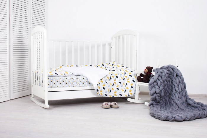 Постельное белье Green Sardine Vintage Birds 60х120 (3 предмета)Vintage Birds 60х120 (3 предмета) Постельное белье Green Sardine Vintage Birds 60х120 (3 предмета)Vintage Birds 60х120 (3 предмета)Любите строить гнёздышки из постельного белья? Положитесь на профессионалов — в комплект Vintage Birds входят 1 наволочка, 1 пододеяльник, 1 простыня на резинке и 574 перелётных птичек из сертифицированного гипоаллергенного хлопка. В наше время без сертификата гнёздышки строить не рекомендуется. Особенно для новорожденных. Нежная, приятная ткань создаст ощущение уюта и комфорта и обеспечит ребенку крепкий и здоровый сон. Ну и наш, стандартный набор All-Inclusive: 100% хлопковый сатин безопасные красители, устойчивые к стиркам строгая сертификация подарочная упаковка Да это просто лучший подарок для новорожденного на выписку! В комплект входит: наволочка 35х55 см, пододеяльник 110х125 см, простыня на резинке с рисунком 60х120 см. Состав: 100% хлопок, сатин OekoTex100, 128 г/м. Рекомендации по уходу: гладить при высокой температуре, машинная стирка 60°С, не отбеливать, не подвергать химической чистке.<br>