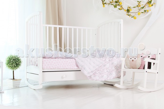 Постельное белье Green Sardine Pink Safari 60х120 (3 предмета)Pink Safari 60х120 (3 предмета) Постельное белье Green Sardine Pink Safari 60х120 (3 предмета)Pink Safari 60х120 (3 предмета)Комплект детского постельного белья Pink Safari — наш реверанс в сторону пастельных тонов. Самый розовый, самый нежный, самый двусторонний комплект для девочек. Ну и наш, стандартный набор All-Inclusive: 100% хлопковый сатин безопасные красители, устойчивые к стиркам строгая сертификация подарочная упаковка Да это просто лучший подарок для новорожденного на выписку! В комплект входит: наволочка 35х55 см, пододеяльник 110х125 см, простыня на резинке с рисунком 60х120 см. Состав: 100% хлопок, сатин OekoTex100, 128 г/м. Рекомендации по уходу: гладить при высокой температуре, машинная стирка 60°С, не отбеливать, не подвергать химической чистке.<br>