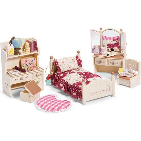 Sylvanian Families Детская комната бежеваяДетская комната бежевая Sylvanian Families Детская комната бежеваяДетская комната бежеваяНабор Детская комната Silvanian Families в бежевых тонах — девичья спальня, где есть подростковая кровать, заправленная постельным бельем в стиле пэчворк, розовая пижамка, трельяж, куда можно поставить разнообразные флакончики, положить расческу и маленькое зеркальце, а в ящики трельяжа можно спрятать забавные кулончики. Кроме того, здесь есть письменный стол с полкой, за которым удобно делать уроки, а на полке можно расставить книги и глобус. В спальный гарнитур также входит кресло и пуфик с открывающейся крышкой, клетчатая подушка в форме сердца. В наборе: кровать туалетный столик кресло пуфик стол аксессуары Внимание: зверюшки в набор не входят. Сказочный мир игровых наборов Sylvanian Families разнообразен - это всевозможные зверюшки, у каждого из которых есть собственный дом, семья, работа. Состав семей в игровых наборах Sylvanian Families не ограничивается стандартным «папа, мама, ребенок», здесь есть даже бабушки и дедушки. Герои игровых наборов Sylvanian Families разнообразны: кролики, еноты, медведи, мыши, ежи, белки и многие другие. Однако разнообразием героев мир игрушек Sylvanian Families не ограничивается. Дома, предметы мебели, игрушечная еда и многие другие аксессуары представлены в ассортименте игрушек Sylvanian Families.<br>