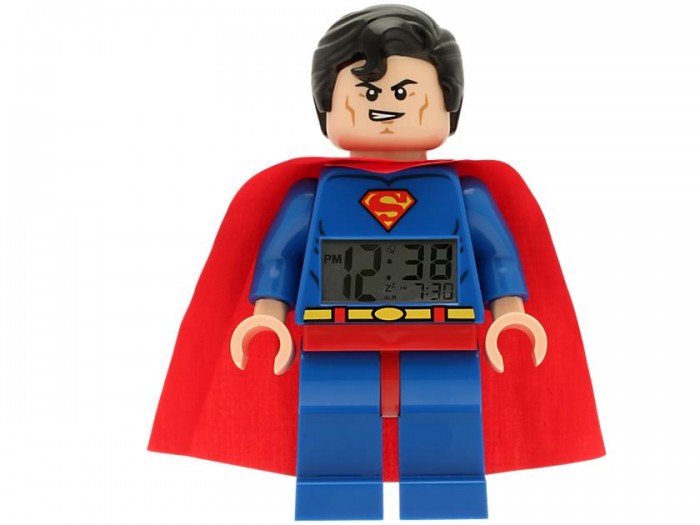 Конструктор Lego Будильник Супер Герои Супермэн минифигураБудильник Супер Герои Супермэн минифигура Конструктор Lego Будильник Супер Герои Супермэн минифигураБудильник Супер Герои Супермэн минифигураLego Будильник Супер Герои Супермэн минифигура – это не только часы, но и игрушка. С Суперменом вашему малышу точно не будет страшно засыпать. Он скрасит и минуты просыпания – гораздо приятнее просыпаться, если тебя будит Супергерой, в таком случае в кровать залеживаться просто стыдно! Супермен одет в красно-синий костюм. На синей куртке принты в виде эмблемы и поясного ремня. На плечах – красный плащ. Черные густые волосы гладко причесаны. На лице – ухмылка победителя, которому по плечу любая проблема. Руки и ноги минифигурки подвижны. Немного ниже груди Супермена находится дисплей, на котором отображается время в 12-часовом формате и время, на которое установлен будильник. У дисплея есть подсветка. На спине – кнопки, с помощью которых можно корректировать текущее время и выставлять будильник, а также батарейный отсек. На крышке батарейного отсека изображены логотипы лего и серии Супергерои. Для работы будильника Супермен лего 9005701 требуются 2 батарейки ААА.<br>