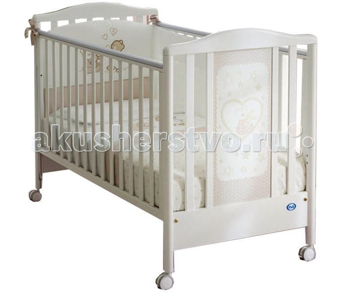 Детская кроватка Pali BelleBelle Детская кроватка Pali BelleBelleДетская кроватка Pali Bella украшенная красивой аппликацией с приятной на ощупь текстурной поверхностью, будет радовать Вас и малыша. Кроватка порадует родителей своей практичностью. Красота отделки, внесёт уют в стиль детской комнаты. Предназначена для детей от 0 до 5 лет. Когда ребенок подрастёт, одну из боковин можно снять, и кроватка превращается в диванчик. Особенности: предназначена для детей от 0 до 5-ти лет соответствует самым жестким европейским стандартам имеет высокие безопасные спинки и боковины oстрые углы oтсутствуют передняя боковина опускается для легкого доступа к малышу cиликоновые накладки на бортики когда ребенок подрастёт, одну из боковин можно снять, и кроватка превращается в диванчик подматрасник в виде ортопедической сетки из неокрашенного бука, регулируемый в двух положениях по высоте верхний уровень - на расстоянии 48 см. от поднятой боковины, нижний - 64 см 4 колеса, с резиновыми накладками, не царапающим напольное покрытие, два – оборудованы блокирующим тормозом выдвижной ящик для белья или спальных принадлежностей красивая аппликация с приятными на ощупь мишками В комплекте: матрас Pali Evolution подушка комплет постельного белья 3 предмета - борт (на половину кровати), одеяло-покрывало, наволочка<br>
