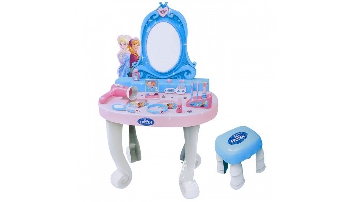 Bildo Игровая парикмахерская Холодное сердце большаяИгровая парикмахерская Холодное сердце большая Bildo Игровая парикмахерская Холодное сердце большаяИгровая парикмахерская Холодное сердце большаяBildo Игровая парикмахерская Холодное сердце большая выполнена в стиле обожаемой многими девочками героини популярного мультипликационного фильма Холодное сердце. В игровой набор парикмахерская входит большое зеркало в красивой рамке и многочисленные аксессуары для увлекательной игры. Салон красоты выполнен в виде туалетного столика на четырех ножках и табурета. К дальней части стола крепится стенка с изображением зеркала с полочкой для аксессуаров. На поверхности стола есть органайзер с набором кисточек, круглые ячейки для хранения украшений и косметики. Среди аксессуаров фен, расческа, зеркальце, коробочка с изображением теней, бутылочка для духов и игрушечная помада. Украшение в виде диадемы и кольца с изображением камешков.<br>