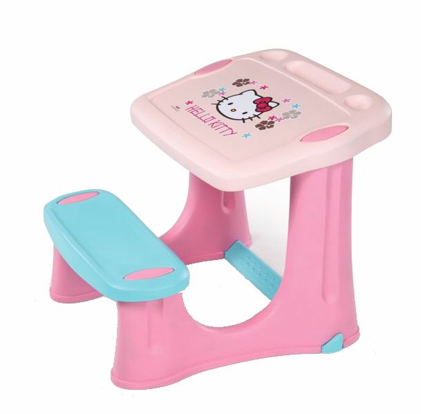 Smoby Парта Hello KittyПарта Hello Kitty Smoby Парта Hello KittyПарта Hello KittyПарта Hello Kitty нежной расцветки для маленькой ученицы с удобной скамеечкой для ног. На парте изображение кошечки Hello Kitty, которая будет учиться вместе с девочкой. У парты есть три контейнера для канцелярских принадлежностей. Smoby – это огромный выбор игрушек рассчитанных на разные возрастные категории, от новорожденных до младших школьников. Smoby – лидер в производстве игрушек для ролевых игр, и по праву может гордиться своей продукций. Вся продукция произведена по лицензии известных торговых марок и точно повторяет внешний вид и функциональность оригиналов. Характеристики: изготовлена полностью из упрочненного гигиеничного пластика рекомендуется для детей от 3-х лет и старше соответствует европейским стандартам безопасности оригинальный яркий дизайн конструкция очень устойчивая и безопасная: имеет скругленные углы не требует дополнительных креплений идеально подходит для игры на даче, дома, в детском саду. Одновременно могут сидеть и играть двое детей парта состоит из скрепленных между собой столешницы и удобного сидения карандаши и фломастеры можно хранить в специальном желобе на краю парты удобная подставочка под ножки ребёнка по нижней планке стола легко собирается, удобна для хранения В комплекте: раскраски Hello Kitty наклейки с Hello Kitty Размеры парты дхшхв - 56х57х52 см<br>