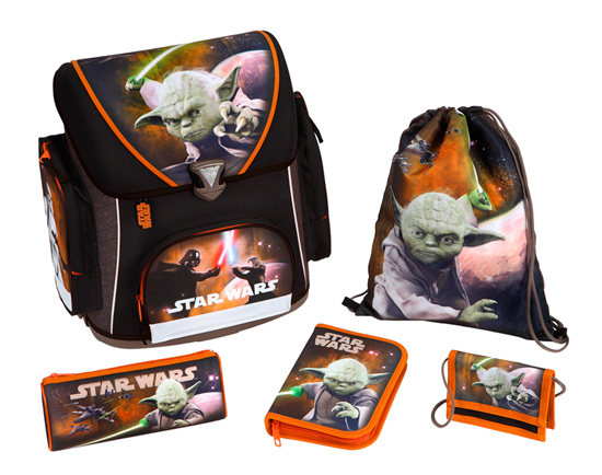 Scooli Портфель с наполнением Star Wars (5 предметов)Портфель с наполнением Star Wars (5 предметов) Scooli Портфель с наполнением Star Wars (5 предметов)Портфель с наполнением Star Wars (5 предметов)Undercover Портфель с наполнением Star Wars (5 предметов) будет сопровождать его всегда и везде! Все составляющие выдержаны в одном стиле, стиле Звездных Войн, а это значит, мальчишки будут в непередаваемом восторге от такого комплекта! Чудесный ранец изготовлен из высококачественного, водоотталкивающего материала, имеет прочную, каркасную конструкцию, а также пластиковое дно для предотвращения деформации ранца. Приобретая этот комплект, вы мгновенно освобождаетесь от многочисленных забот, связанных с подготовкой вашего ребенка к школе! Особенности: В ранце обнаружите 3 замечательных кармана, каждый из которых очень вместительный. Для дополнительного удобства вашего ребенка при носке рюкзака предусмотрена мягкая спинка со вставками из воздухообменной сетки, а также регулируемые лямки с системой вентиляции. В комплекте: Портфель Пенал с многочисленными письменными принадлежностями (1 простой карандаш, 8 цветных карандашей, 5 цветных фломастеров с вентилируемыми колпачками, пластиковая линейка 16 см, пластиковая линейка в форме треугольника, точилка, ластик) Пенал-косметичка, который можно использовать по разному назначению Детский кошелек, куда будут вложены деньги для похода в столовую Сумка для сменной обуви Размеры: Размер рюкзака: 37 х 41 х 20 см Размер пенала-косметички: 22 х 8.5 х 4.5 см Размер кошелька: 13 х 9 см Размер сумки для сменной обуви: 37 х 28.5 см<br>