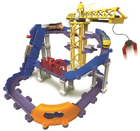 Chuggington Железная дорога Большая стройка с БрюстеромЖелезная дорога Большая стройка с Брюстером Chuggington Железная дорога Большая стройка с БрюстеромЖелезная дорога Большая стройка с БрюстеромДобро пожаловать в Чаггингтон - удивительный городок, населенный приветливыми паровозиками. Каждый день они узнают что-то новое, радуются открытиям и обожают приключения! Центр Чаггингтона - депо, место обитания дружных паровозов. Каждый день отсюда в разные концы города и за его пределы отправляются составы, чтобы доставить по адресам важные грузы. Трое друзей - паровозики Коко, Уилсон и Брюстер - еще совсем малыши, под руководством опытных наставников они осваивают науку доставки грузов. Пусть они и непоседы, и любят подурачиться, но никогда не сходят с рельсов, все задания исполняют на пятерку, а еще маленькие «чаггеры» всегда помогают друг другу и жителям города. Веселые динамичные эпизоды мультсериала не только развлекут малыша, но также научат его важным социальным и практическим навыкам: быть ответственным, выполнять нужные поручения, спасать друзей из беды и ценить помощь мудрых взрослых. Для всех детей, которые являются поклонниками поездов, мы представляем новое поколение персонажей, от которых они будут без ума. Цепляющая мелодия и яркие цвета разовьют воображение ребенка, и в то же время научат жизненным ценностям. В набор входит: трек и опоры для него башенный кран мост паровозик Брюстер<br>