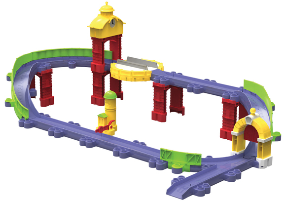 Chuggington Старый город с КокоСтарый город с Коко Chuggington Старый город с КокоСтарый город с КокоДобро пожаловать в Чаггингтон - удивительный городок, населенный приветливыми паровозиками. Каждый день они узнают что-то новое, радуются открытиям и обожают приключения! Центр Чаггингтона - депо, место обитания дружных паровозов. Каждый день отсюда в разные концы города и за его пределы отправляются составы, чтобы доставить по адресам важные грузы. Трое друзей - паровозики Коко, Уилсон и Брюстер - еще совсем малыши, под руководством опытных наставников они осваивают науку доставки грузов. Пусть они и непоседы, и любят подурачиться, но никогда не сходят с рельсов, все задания исполняют на пятерку, а еще маленькие «чаггеры» всегда помогают друг другу и жителям города. Веселые динамичные эпизоды мультсериала не только развлекут малыша, но также научат его важным социальным и практическим навыкам: быть ответственным, выполнять нужные поручения, спасать друзей из беды и ценить помощь мудрых взрослых. Для всех детей, которые являются поклонниками поездов, мы представляем новое поколение персонажей, от которых они будут без ума. Цепляющая мелодия и яркие цвета разовьют воображение ребенка, и в то же время научат жизненным ценностям. В набор входит: трек и опоры для него башня с часами вращающаяся платформа паровой свисток арка с воротами паровозик Коко<br>