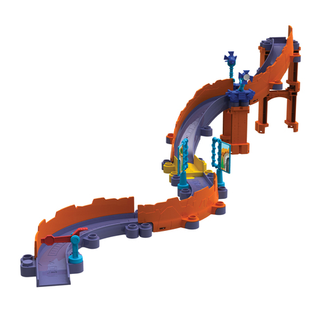 Chuggington Железная дорога Храбрый БрюстерЖелезная дорога Храбрый Брюстер Chuggington Железная дорога Храбрый БрюстерЖелезная дорога Храбрый БрюстерДобро пожаловать в Чаггингтон - удивительный городок, населенный приветливыми паровозиками. Каждый день они узнают что-то новое, радуются открытиям и обожают приключения! Центр Чаггингтона - депо, место обитания дружных паровозов. Каждый день отсюда в разные концы города и за его пределы отправляются составы, чтобы доставить по адресам важные грузы. Трое друзей - паровозики Коко, Уилсон и Брюстер - еще совсем малыши, под руководством опытных наставников они осваивают науку доставки грузов. Пусть они и непоседы, и любят подурачиться, но никогда не сходят с рельсов, все задания исполняют на пятерку, а еще маленькие «чаггеры» всегда помогают друг другу и жителям города. Веселые динамичные эпизоды мультсериала не только развлекут малыша, но также научат его важным социальным и практическим навыкам: быть ответственным, выполнять нужные поручения, спасать друзей из беды и ценить помощь мудрых взрослых. Для всех детей, которые являются поклонниками поездов, мы представляем новое поколение персонажей, от которых они будут без ума. Цепляющая мелодия и яркие цвета разовьют воображение ребенка, и в то же время научат жизненным ценностям. В набор входит: трек и опоры ворота фонари паровозик Брюстер<br>