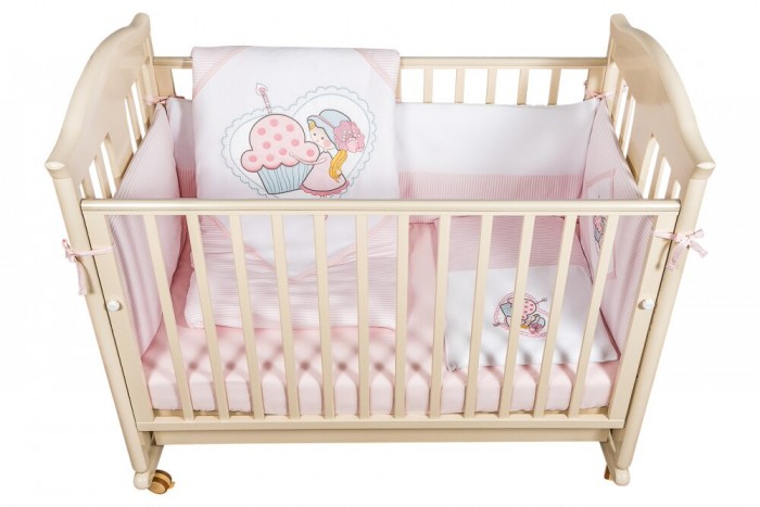 Постельное белье Bebe Luvicci Cutie Pie (3 предмета)Cutie Pie (3 предмета) Постельное белье Bebe Luvicci Cutie Pie (3 предмета)Cutie Pie (3 предмета)Продукция Bebe Luvicci производится только из экологически чистых и безопасных материалов высокого качества. Состав ткани 60% бамбук, 40% хлопок. Бамбуковое волокно - обладает натуральными антимикробными свойствами, не вызывает никаких раздражений на коже человека, идеально подходит детям. Волокно из бамбука создаёт комфорт и обеспечивает здоровым и спокойным сном, регулирует температуру тела, обладает влагопоглощением и вентилирующей способностью. Продукции награждена по достоинству Международным Сертификатом качества «TUV-CERT ISO 9001», а так же самыми престижными в мире маркировками для текстильных изделий, тестируемых на отсутствие вредных веществ и производства изделий только из органических материалов Международными органическими сертификатами «GOTS» и «EOKOTEX 100 CLASS 1». В комплект входит 3 предмета: пододеяльник (100х140 см) наволочка (40х60 см) простынь на резинке (60х120+16 см)<br>